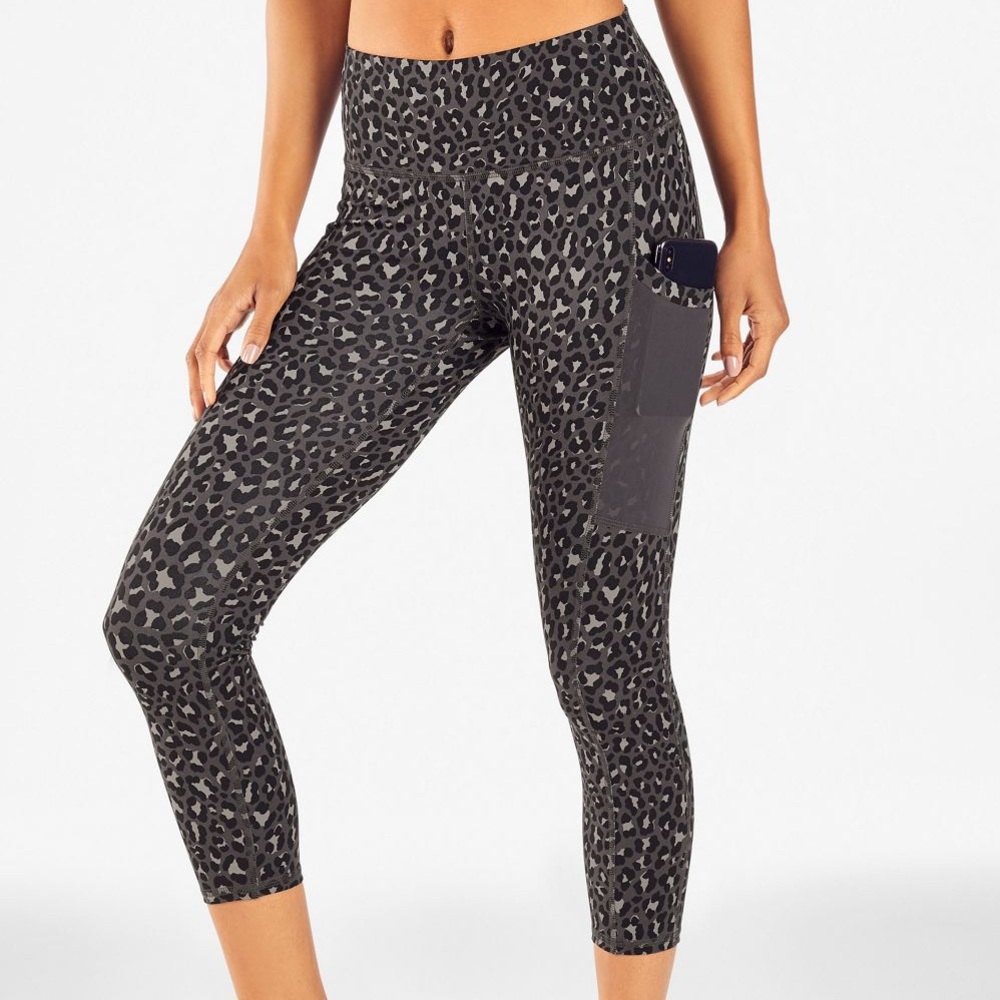 NWT fabletics Mila pocket Capri leopard large
